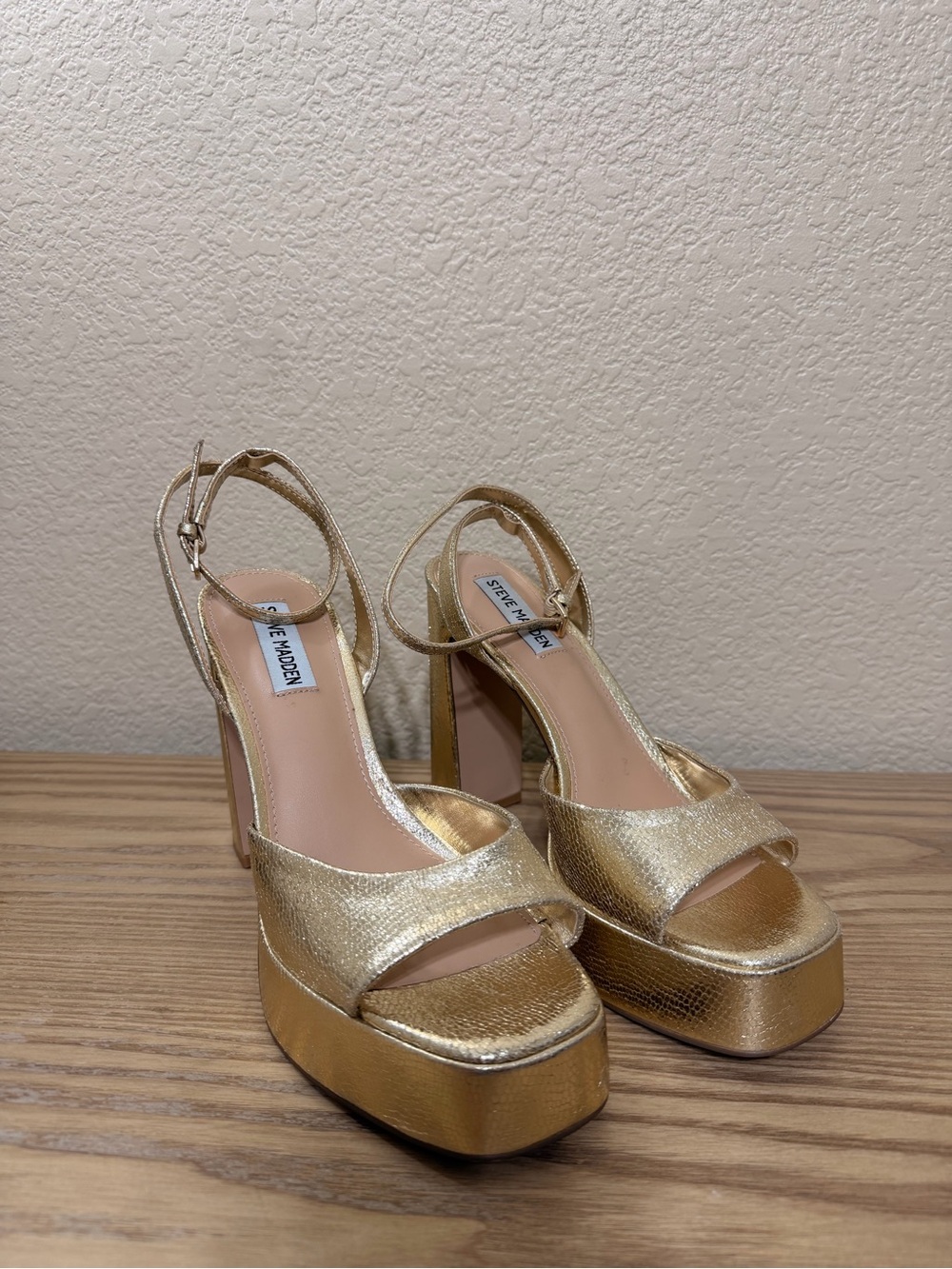 Steve Madden Leesha Gold Metallic Platform Sandals with Ankle Strap size 8.5